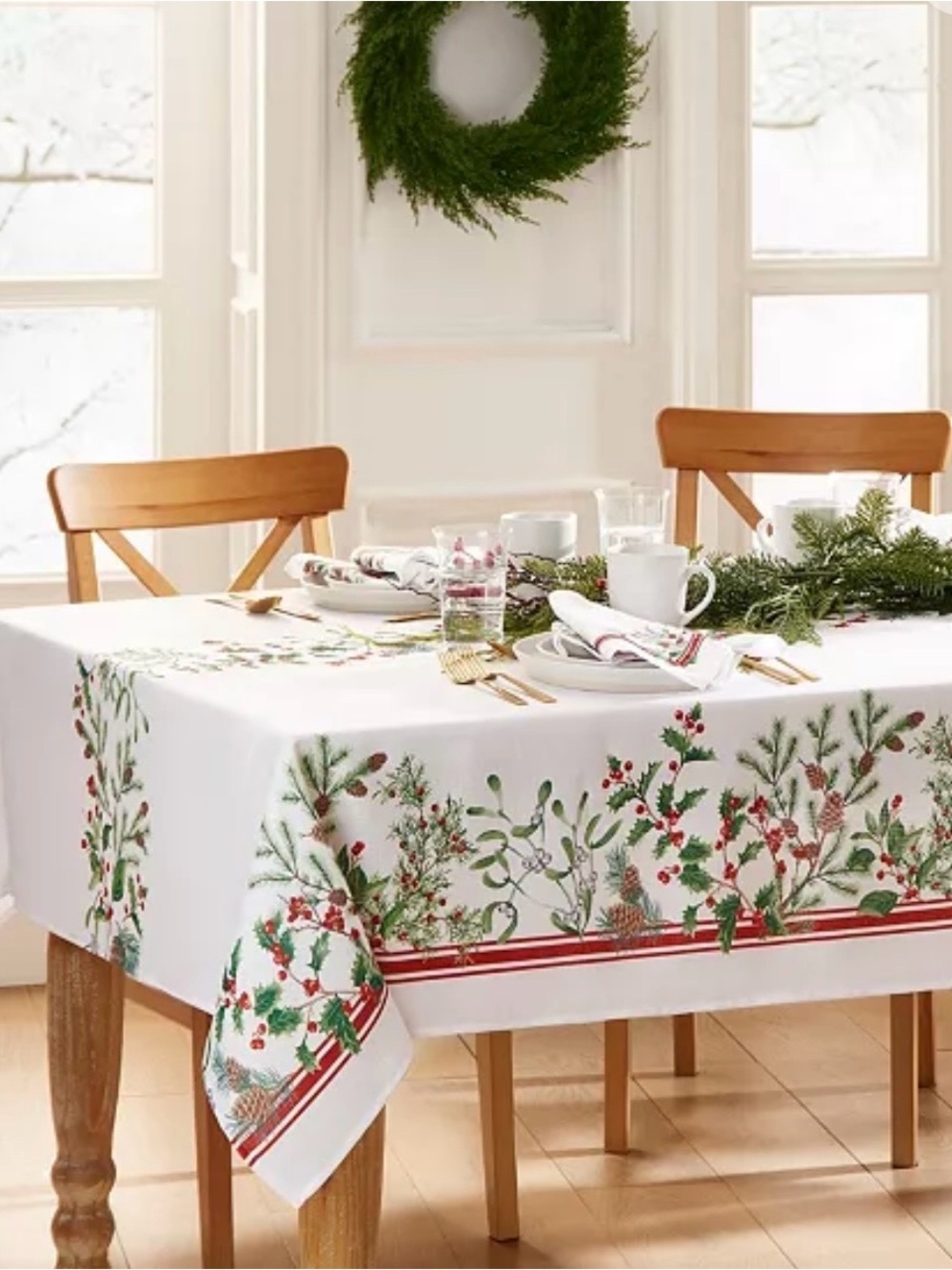 Holiday Botanical Print Tablecloth in White and Green